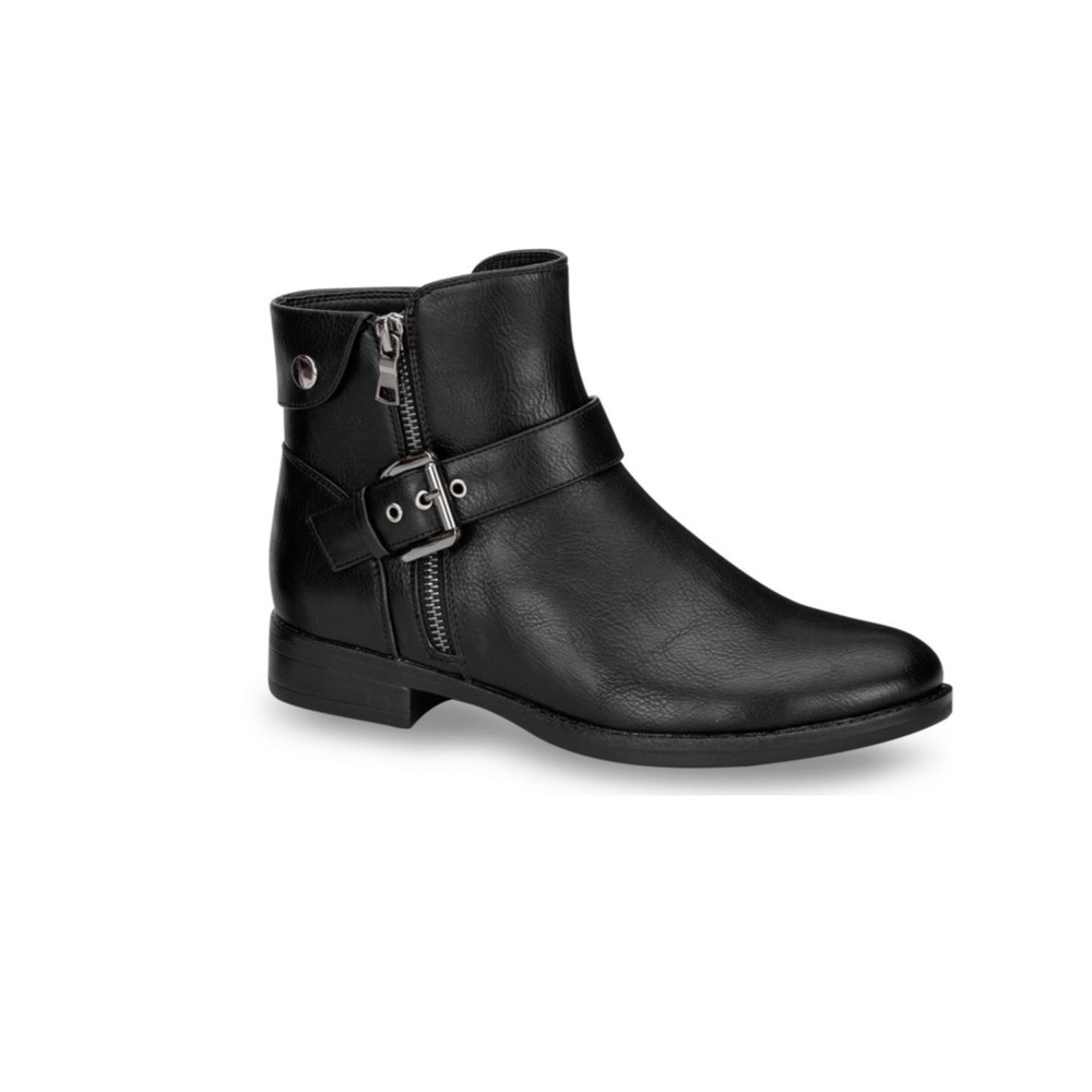 Black booties 😍